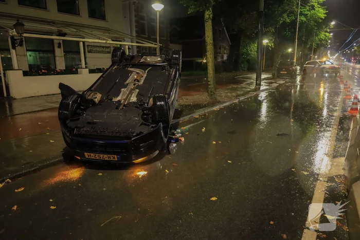 Auto op zijn kop bij eenzijdig ongeval