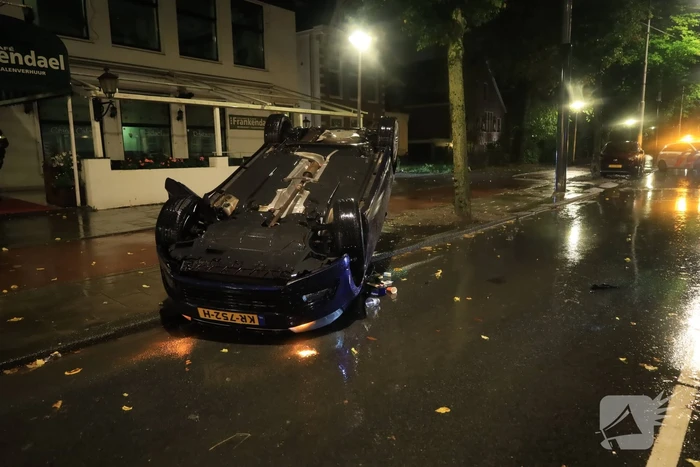 Auto op zijn kop bij eenzijdig ongeval