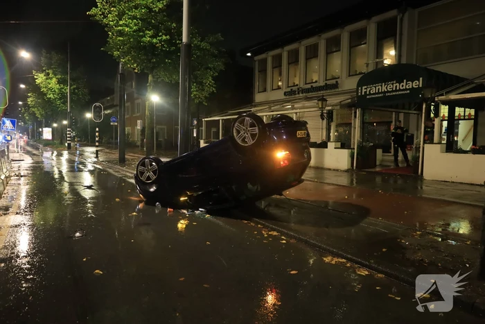 Auto op zijn kop bij eenzijdig ongeval