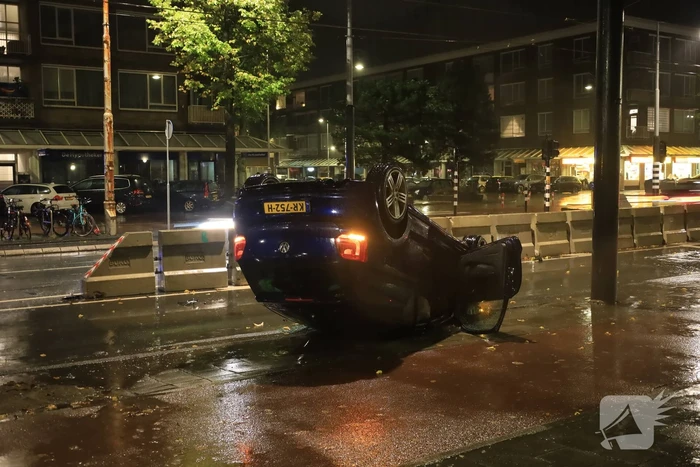 Auto op zijn kop bij eenzijdig ongeval