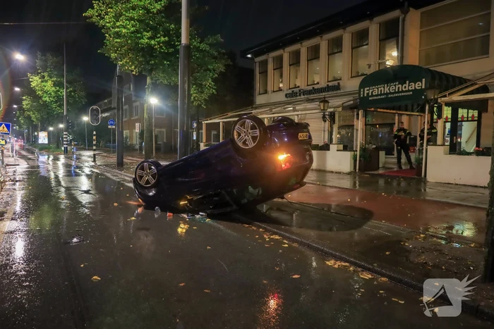 Auto op zijn kop bij eenzijdig ongeval