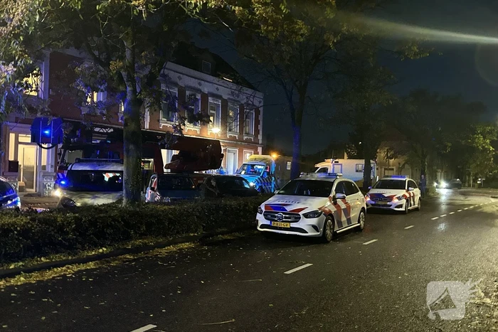 Bewoner naar ziekenhuis bij woningbrand