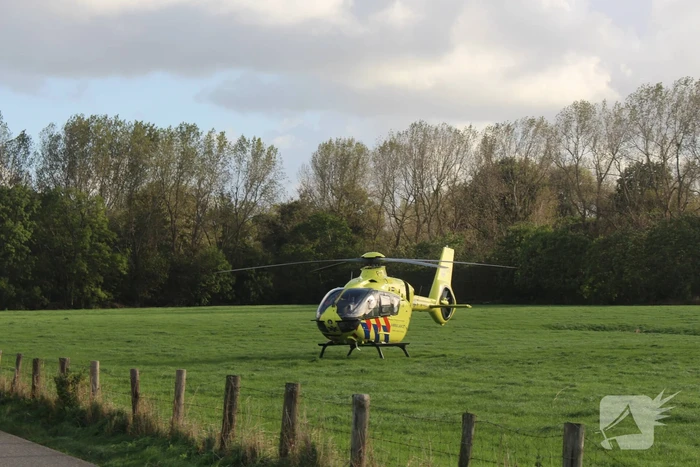 Auto raakt te water, traumahelikopter ingezet