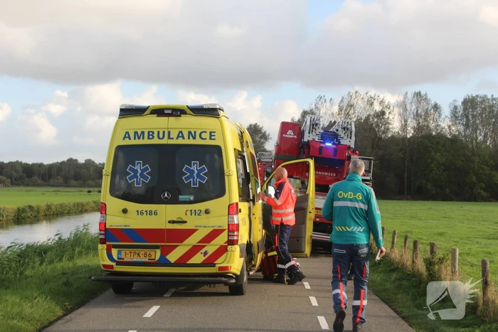 Auto raakt te water, traumahelikopter ingezet