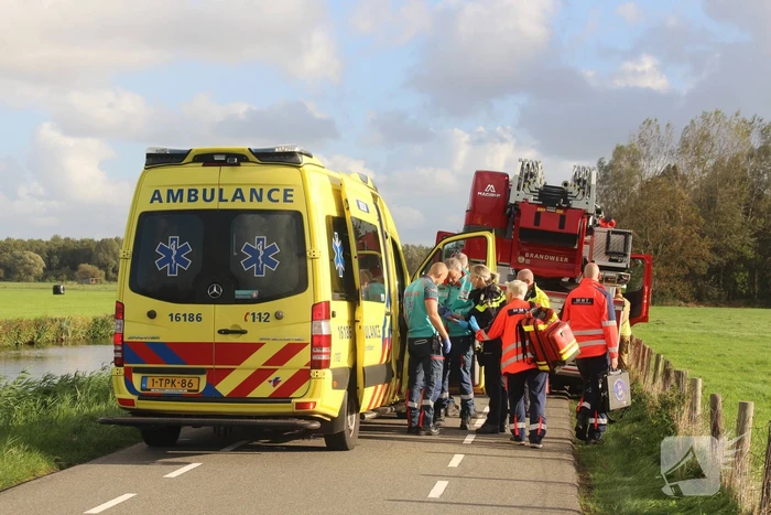 Auto raakt te water, traumahelikopter ingezet