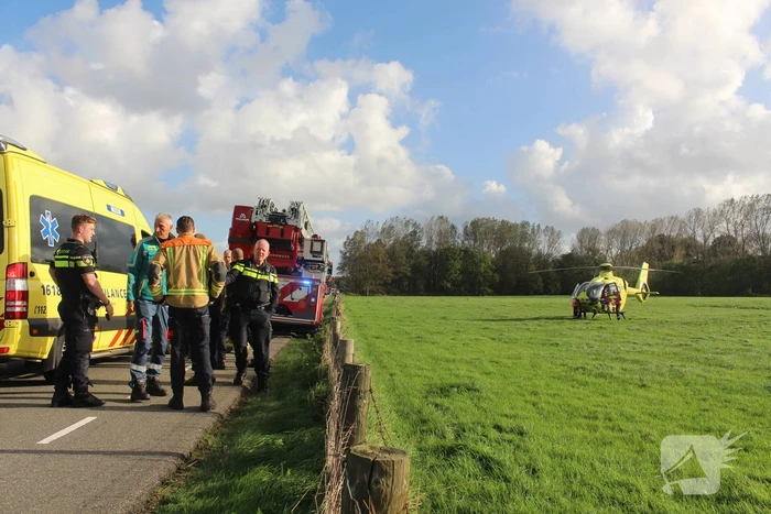 Auto raakt te water, traumahelikopter ingezet