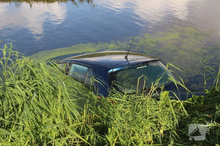 Auto raakt te water, traumahelikopter ingezet