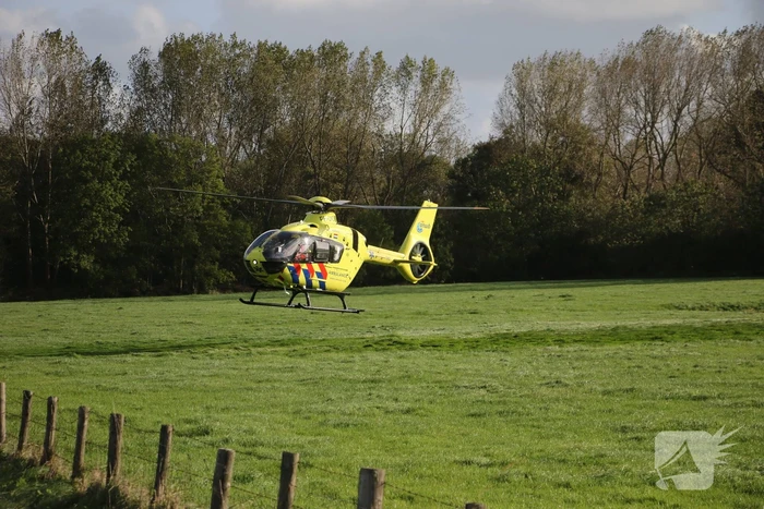 Auto raakt te water, traumahelikopter ingezet