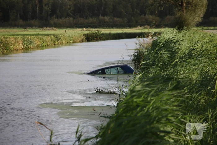 Auto raakt te water, traumahelikopter ingezet