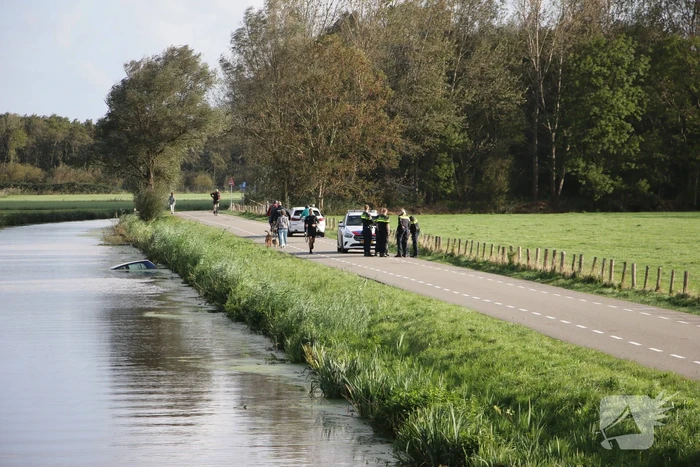 Auto raakt te water, traumahelikopter ingezet
