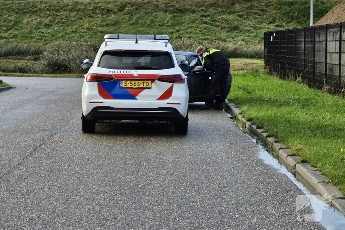 Vrouw vliegt uit de bocht met auto