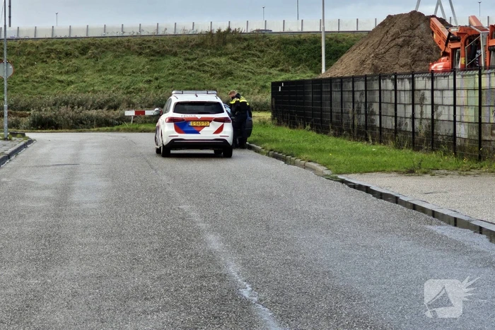 Vrouw vliegt uit de bocht met auto