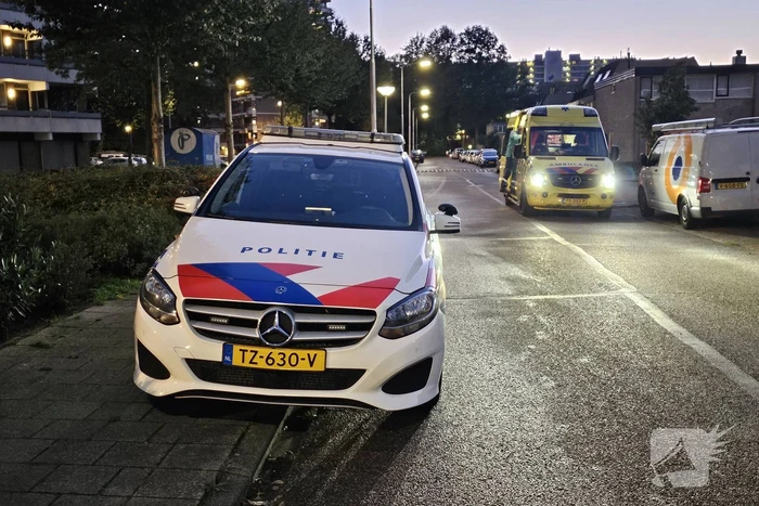 Flitsbezorger gewond bij aanrijding, veroorzaker rijdt door