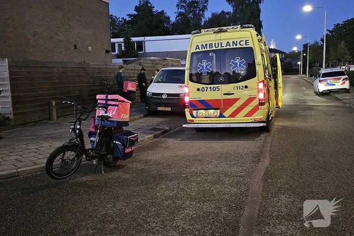 Flitsbezorger gewond bij aanrijding, veroorzaker rijdt door