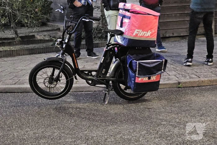 Flitsbezorger gewond bij aanrijding, veroorzaker rijdt door
