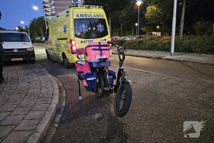 Flitsbezorger gewond bij aanrijding, veroorzaker rijdt door