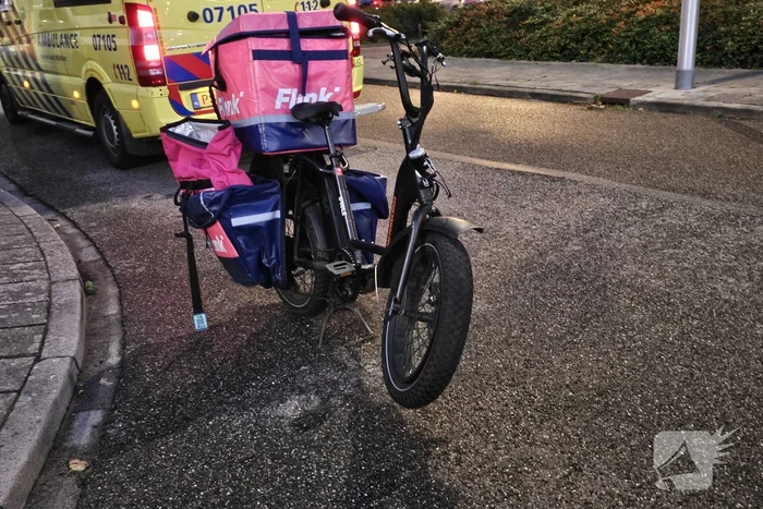 Flitsbezorger gewond bij aanrijding, veroorzaker rijdt door