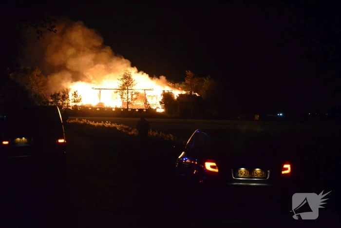 Boerderij verwoest door vlammenzee