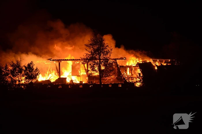 Boerderij verwoest door vlammenzee