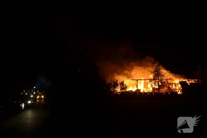 Boerderij verwoest door vlammenzee