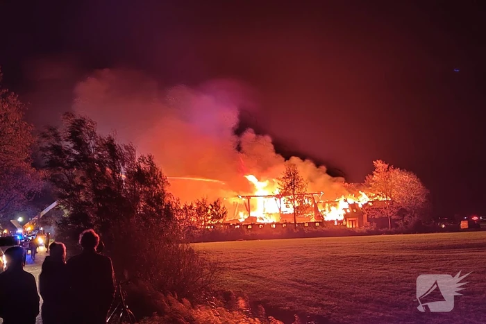 Boerderij verwoest door vlammenzee