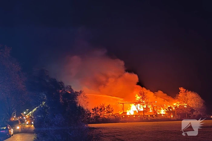 Boerderij verwoest door vlammenzee
