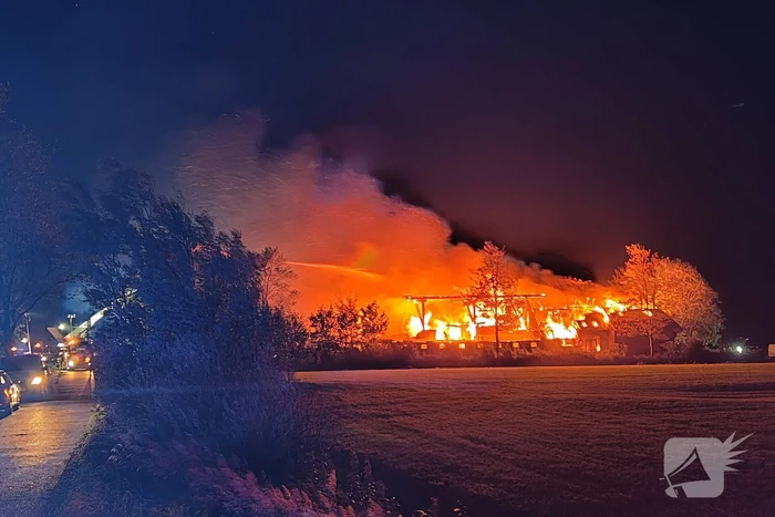 Boerderij verwoest door vlammenzee