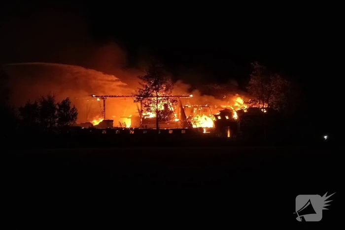 Boerderij verwoest door vlammenzee