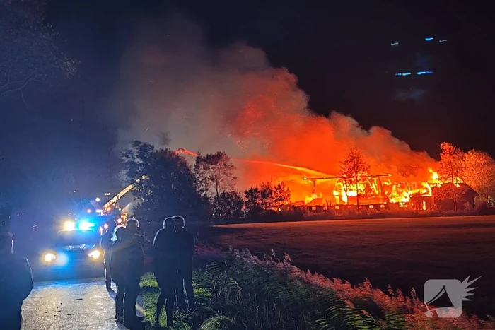 Boerderij verwoest door vlammenzee