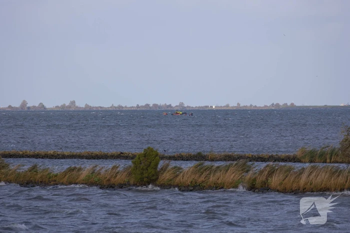 Boot met acht kinderen slaat om
