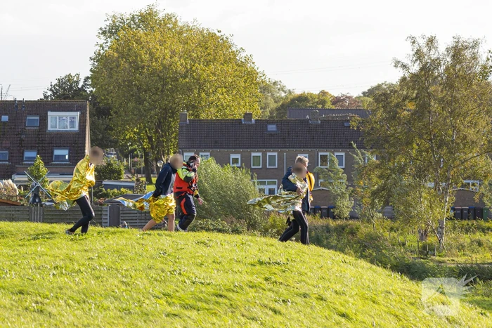 Boot met acht kinderen slaat om