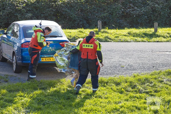 Boot met acht kinderen slaat om