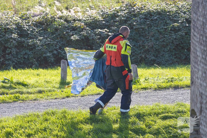 Boot met acht kinderen slaat om