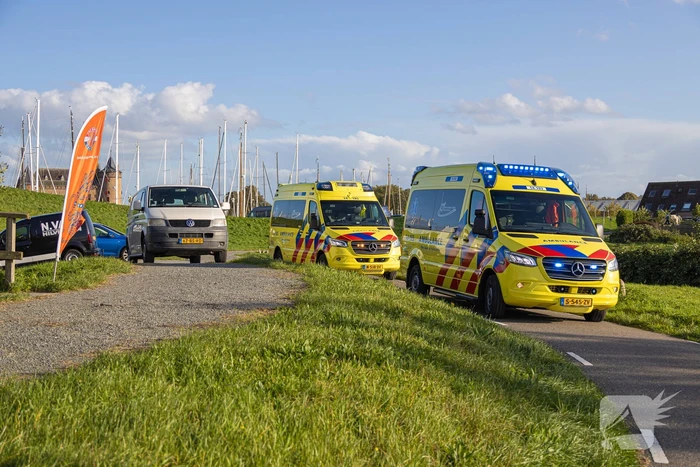 Boot met acht kinderen slaat om