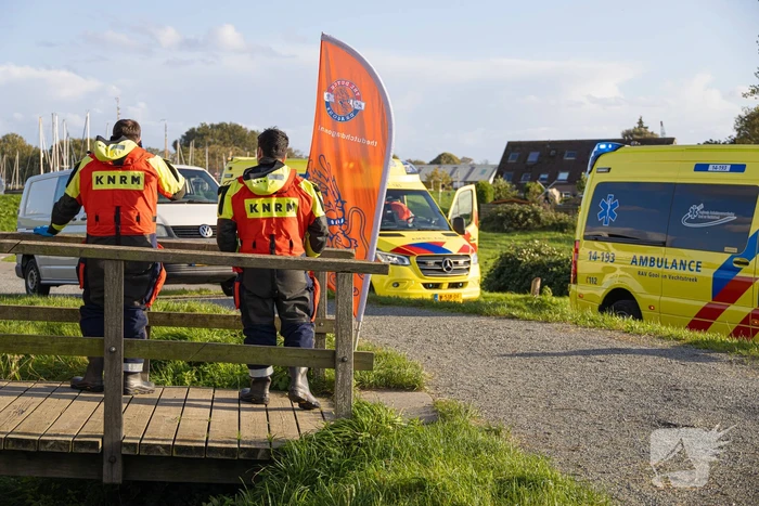 Boot met acht kinderen slaat om