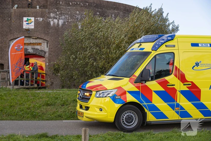 Boot met acht kinderen slaat om