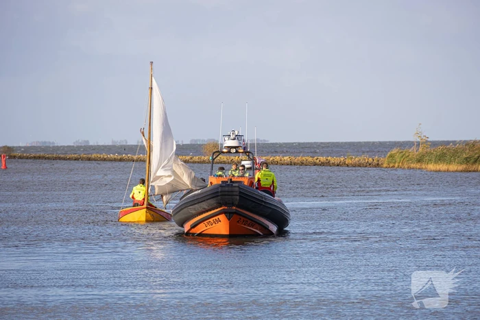 Boot met acht kinderen slaat om