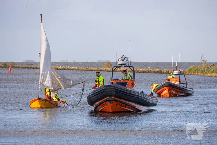 Boot met acht kinderen slaat om