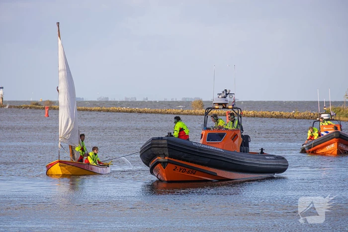 Boot met acht kinderen slaat om