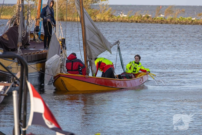 Boot met acht kinderen slaat om