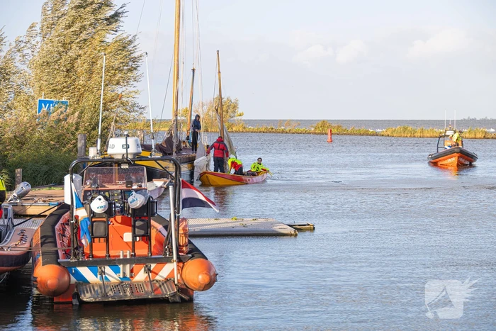 Boot met acht kinderen slaat om