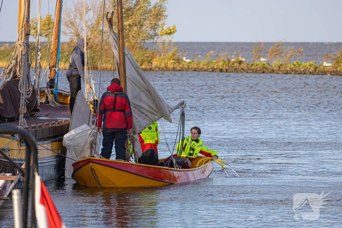 Boot met acht kinderen slaat om