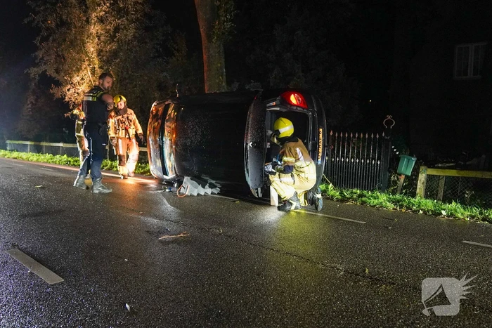 Auto belant op zijkant