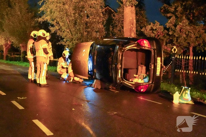 Auto belant op zijkant