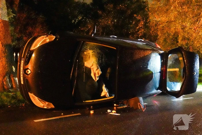 Auto belant op zijkant