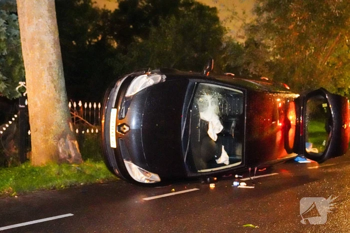 Auto belant op zijkant