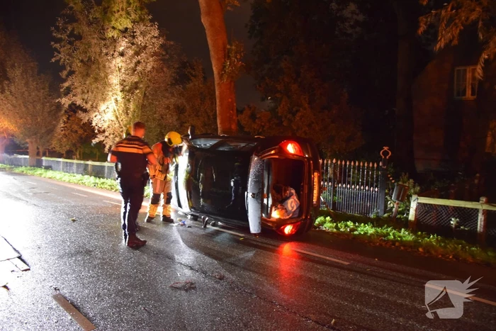 Auto belant op zijkant