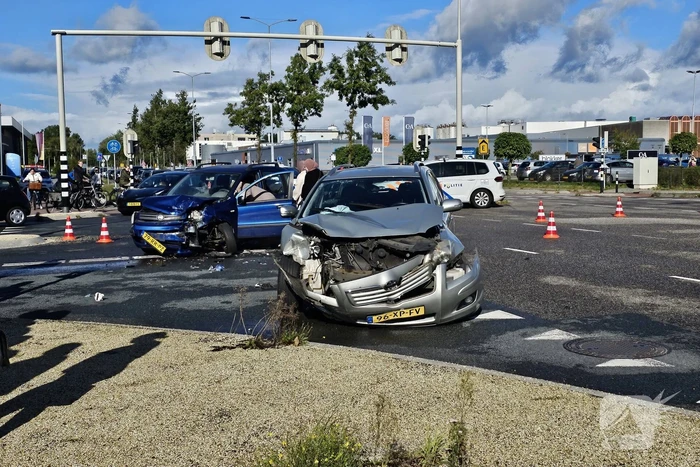 Flinke schade bij aanrijding op kruising