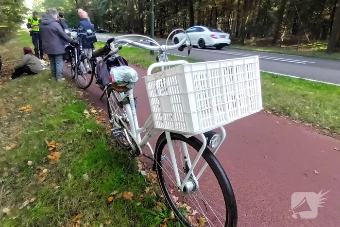 Twee fietser botsen op fietspad