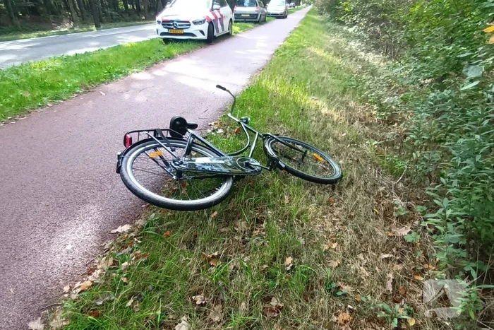 Twee fietser botsen op fietspad